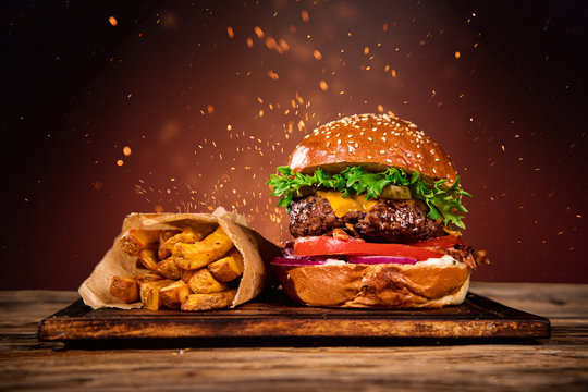 Burger généreux accompagné de potatoes